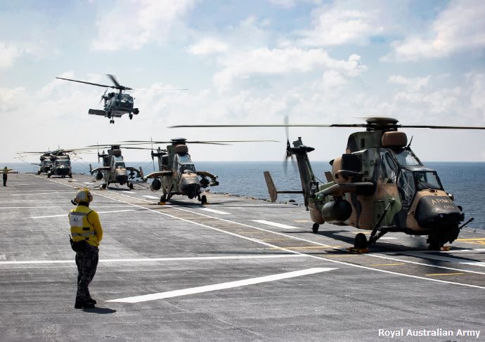 豪海軍強襲揚陸艦の飛行甲板で陸軍所属の攻撃ヘリ「ARH タイガー」が海上での戦闘訓練を実施！