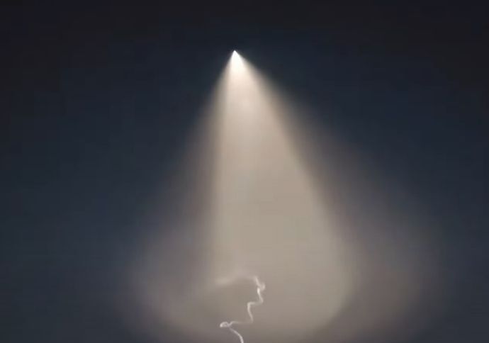 各地で「謎の光」目撃情報が相次ぐ…韓国軍が固体燃料ロケットを試験発射！