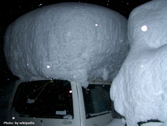 Heavy_snow_on_the_car_roof_in_Feb_2004_Japan