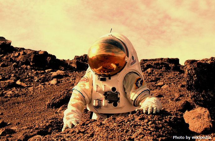 Astronaut_working_on_Mars