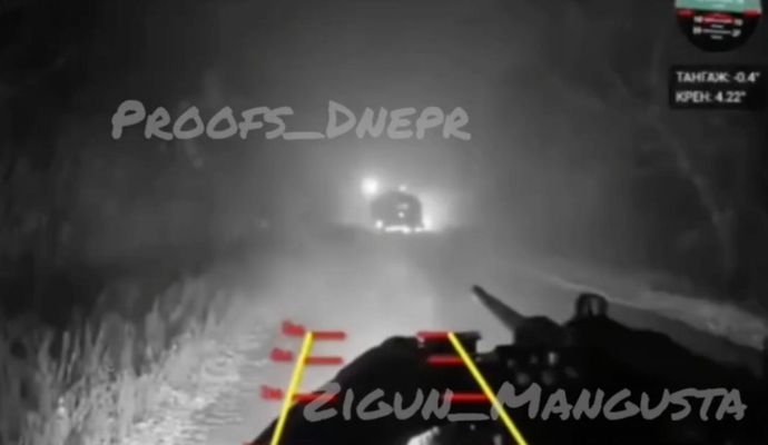 ウクライナ軍の無人戦闘車両がロシア軍装甲車両に向けて発砲！