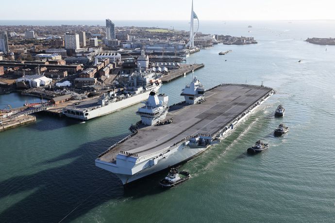 英海軍のプリンス・オブ・ウェールズ空母打撃群がポーツマス海軍基地に帰港！