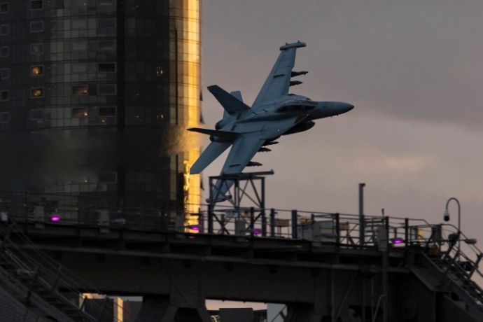 オーストラリア空軍のF/A-18F戦闘機がブリスベン市街地上空で迫力ある飛行！