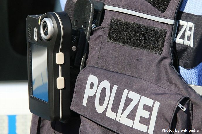警察官「着るカメラ」で職質などのトラブル回避へ…元刑事「人の現認は食い違いが生じる」！