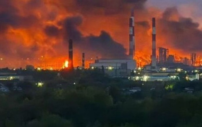 ウクライナ、ロシア南部の石油ターミナルをミサイルとドローンで攻撃…周辺の集合住宅や個人住宅も被害！