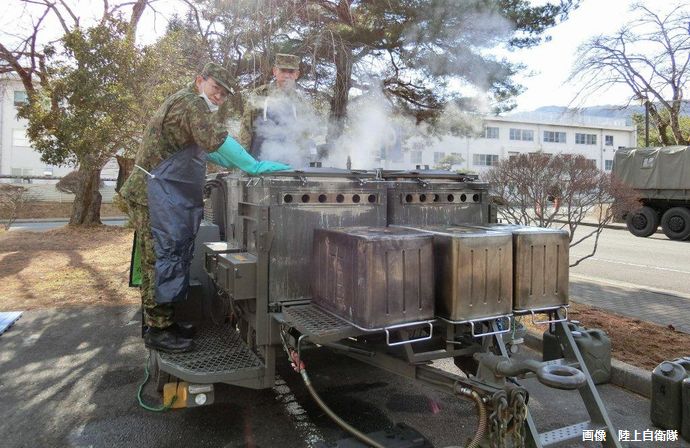 迷彩服にエプロン姿、隠し味はケチャップ…災害時に求められる「炊事力」自衛隊員が競う！