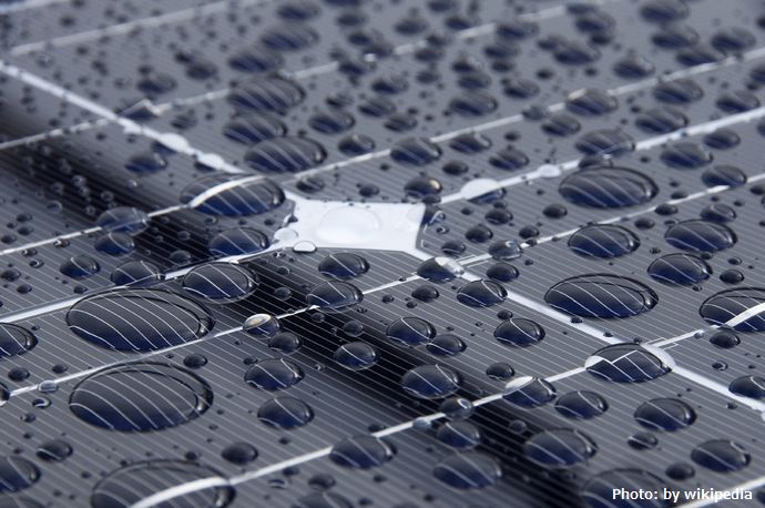 雨のエネルギーを発電に利用するためのブレイクスルーが発表される、ソーラーパネルならぬ「レインパネル」が登場か