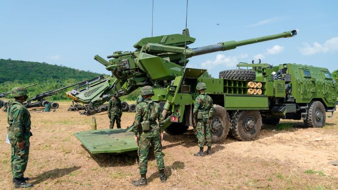 タイ海兵隊の実弾射撃演習にイスラエル製の「ATMOS2000」トラック搭載型榴弾砲システムが登場！