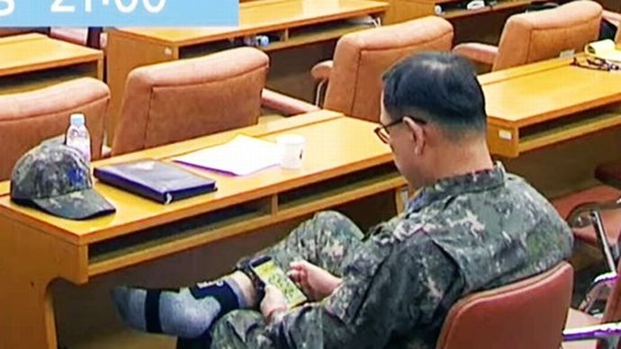 韓国空軍2つ星将軍、軍靴脱いでスマホゲームに夢中…国会で5分間生中継！