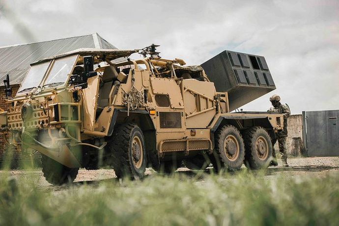 英国、ブリムストーン対装甲ミサイル用のウルフラム移動式地上設置プラットフォームを引き渡し！