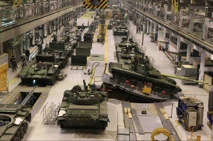 ロシアが最新戦車やミサイルを大量生産できる理由がこれ…精密電子部品をインドから大量輸入！