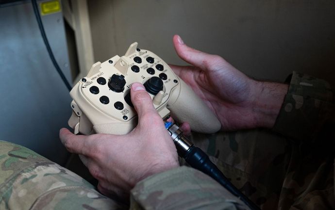 「ゲームコントローラー」が米軍の必須装備になっている！