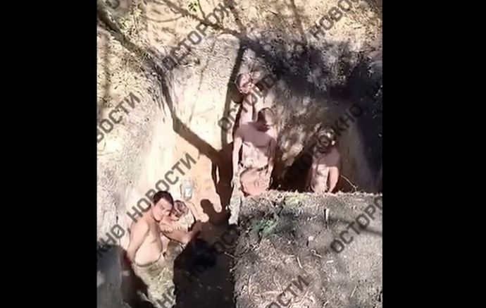 戦闘拒否したロシア軍兵士、裸にされ「穴」に放り込まれる…戦うことを拒否した兵士たちに対する罰！