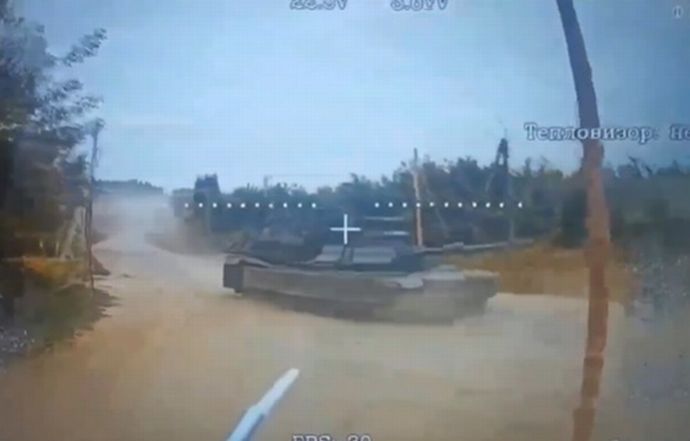 ウクライナ軍のM1エイブラムス戦車をロシア軍の光ファイバー自爆ドローンが自爆攻撃…背後に回り込まれ為す術なし！
