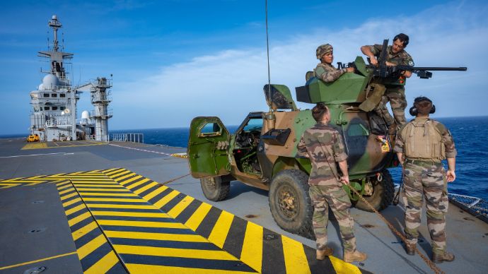 フランス海軍強襲揚陸艦「ディズミュド」の飛行甲板でVBL軽装甲車からの射撃訓練！