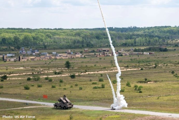 アベンジャー機関砲を発射後に空対地ミサイル回避の為に旋回するA-10対地攻撃機！