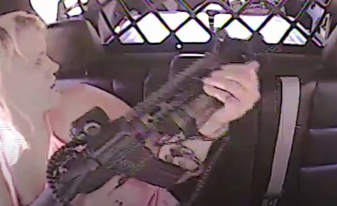 パトカーで拘束中の女が手錠を外して車内にあった攻撃用ライフルAR15を警察官らにぶっ放す！