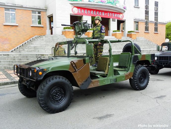 1280px-Humvees_in_ROC_Military_Police_Headquarters