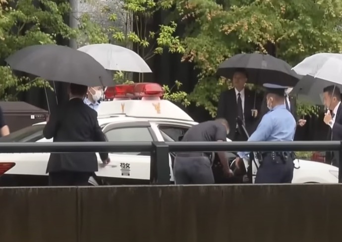 アメリカが内政干渉か？…警視庁のパトカー車内まで捜索する米当局関係者！