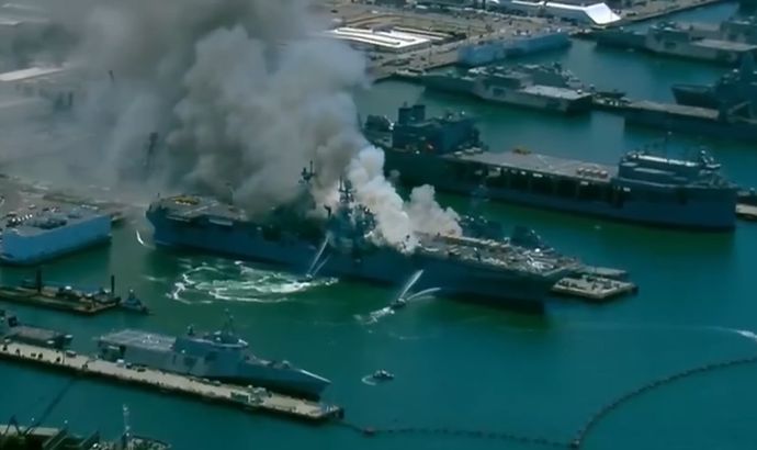 米海軍の強襲揚陸艦 ボノム リシャール で火災 乗組員18人が病院に搬送 サンディエゴ海軍基地に停泊中 軍事 ミリタリー速報 彡