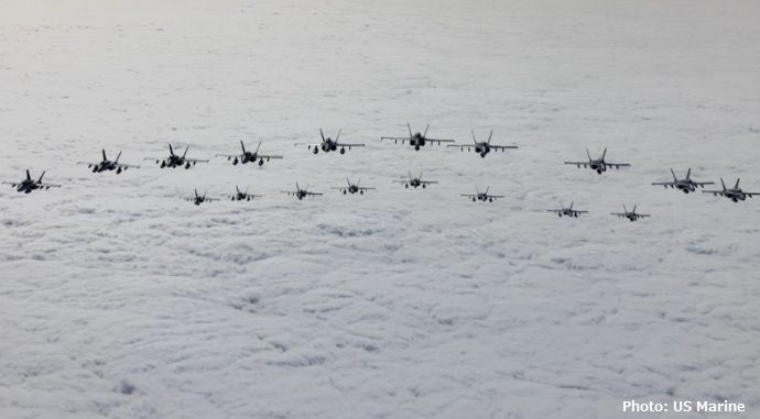 米海兵隊訓練飛行隊「VMFAT-101」の解散式で18機のF/A-18ホーネットが記念飛行！