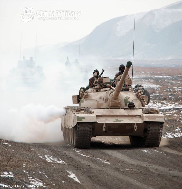 またまだ現役、中国陸軍の88式戦車が山岳地帯での戦闘機動訓練を実施！