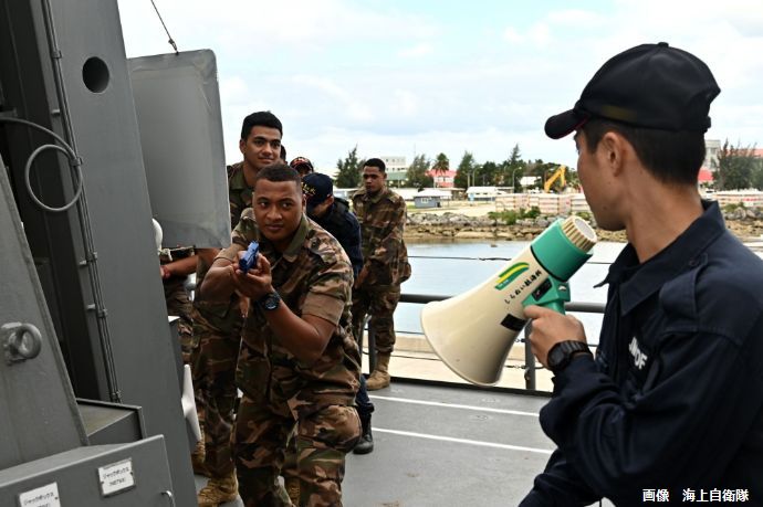 海自護衛艦「しらぬい」艦上でトンガ王国海軍兵士と立入検査訓練を実施！