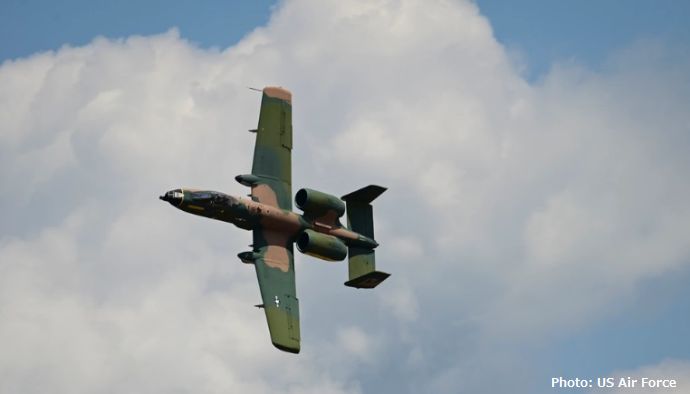 米空軍のA-10Cデモンストレーション・チームが展示飛行…ベトナム戦争時のヘリテージ塗装！