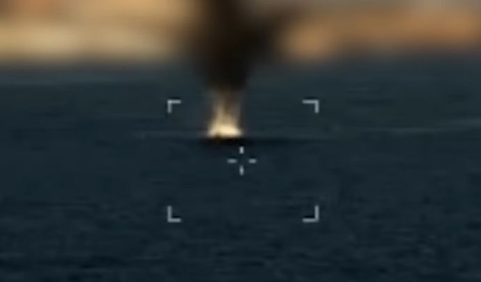 前日のロシア黒海艦隊への無人ボート襲撃はクリミア大橋攻撃への囮だったのか？！