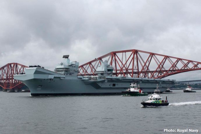 イギリス海軍の旗艦「HMS クイーン・エリザベス」が4ヶ月の修理を終えポーツマス海軍基地に帰港！