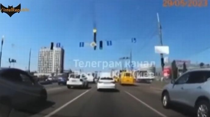 ウクライナで走行中の車にミサイルの残骸が落下する瞬間を車載カメラが撮影！