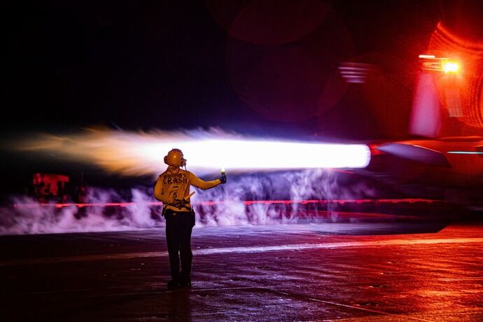 インド太平洋地域の安全保障を守るため米海軍空母「ジョージ・ワシントン」は昼夜で活動！