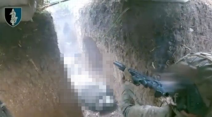 ウクライナ軍特殊作戦部隊がロシア軍塹壕を後方から奇襲、敵兵10名を次々と排除…FPSゲームのような動画公開！