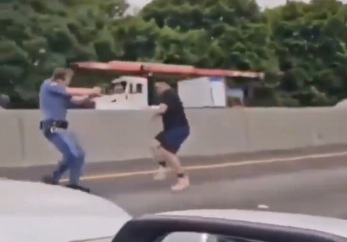 米国に移住したばかりだという中国人男性、警察の警告に従わず襲いかかろうとしたため撃たれる！