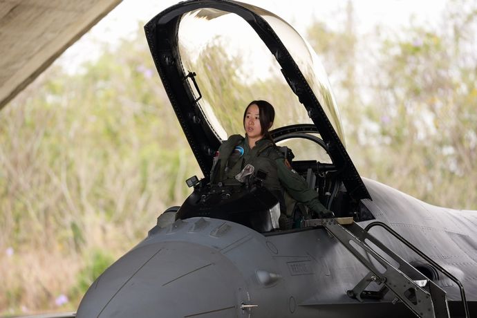 パイロット養成機関の航空大学校、筆記試験なし「女性枠」導入の波紋と希望！