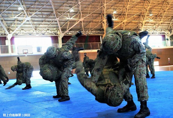 「性的欲求を満たすためだった」格闘訓練を指導中に女性隊員の尻などを触る、男性隊員3人を停職処分に…陸自千僧駐屯地！