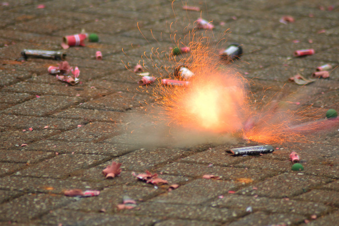 飛んできた花火が頭に刺さり爆発、10歳男児が死亡する事故が発生…中国河南省！