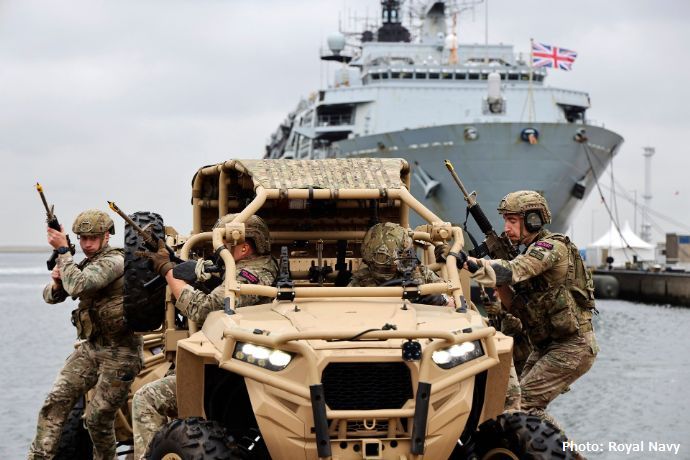 英海軍揚陸艦「HMSアルビオン」乗船の海兵隊が、オランダ国民の前でデモンストレーションを披露！