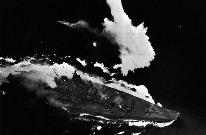 行動中の戦艦を飛行機で撃沈が出来る事を教えた日本軍が大和を沈められるとは！