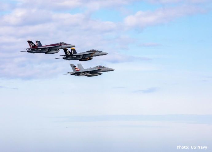 米海軍空母「ジョージ・H・W・ブッシュ」上空をF/A-18Fスーパーホーネット3機がフライオーバー！