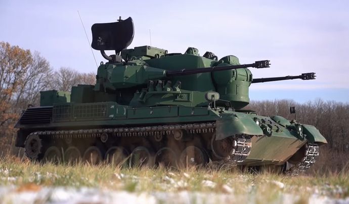 ウクライナ軍のゲパルト自走対空砲、撃墜したロシア軍の自爆型無人機シャヘド136/131の残骸を披露！