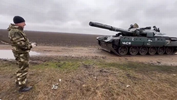 世界初？ロシア軍がFPV(一人称視点遠隔操縦) でT-72戦車の走行テスト！