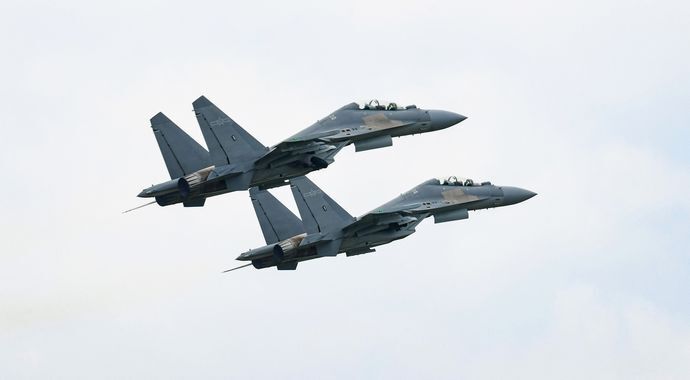 中国軍機39機が台湾の防空識別圏に侵入、J-16戦闘機21機など…沖縄南方では「遼寧」が発着艦訓練！