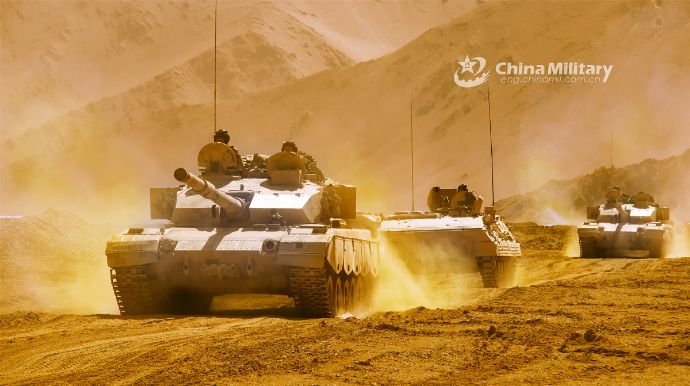 ゴビ砂漠で作戦基地へ前進する中国軍装甲旅団所属の装甲車両！