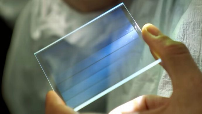 マイクロソフトの「ガラスにデータを1万年以上保存する技術」が進歩、家庭用ガラスにもデータを記録可能に！