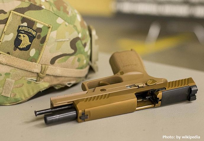 800px-Sig_Sauer_M17_handgun_of_the_101st_Airborne_Division