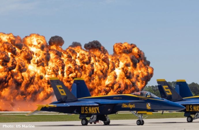 米海兵隊ビューフォート航空基地でエアショーが開催…大規模爆破では大きな歓声も！