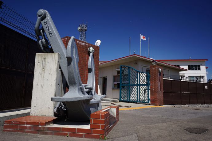 上司の指導に腹を立て庁舎の壁をパンチで破壊、2年後には壁をキックで破壊…3等海曹を懲戒処分！