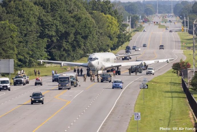 国道247沿いにある航空博物館へ向かう米空軍の指揮管制機「E-8C ジョイントスターズ」！