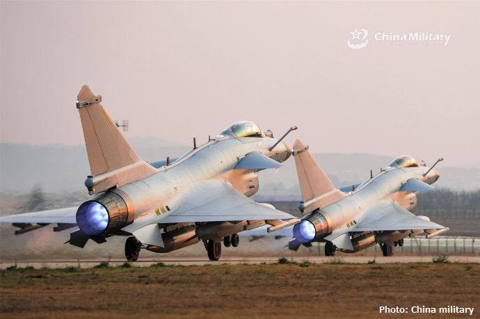 中国空軍のJ-10戦闘機部隊が24時間体制での実戦的な飛行訓練を実施！